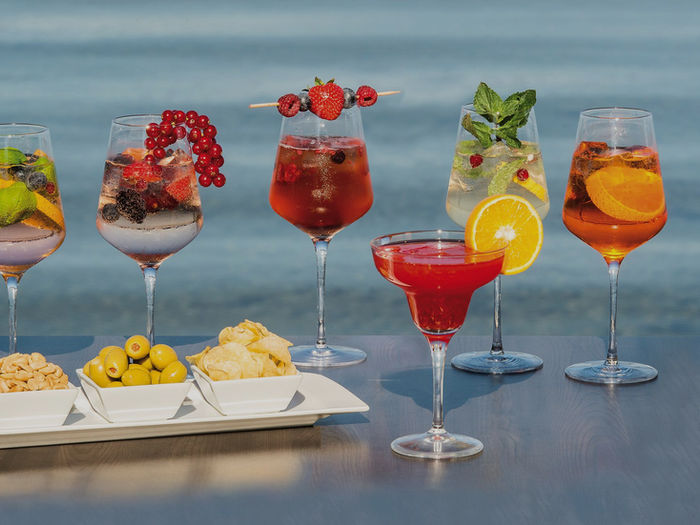 Aperitivo zur blauen Stunde an der Seepromenade