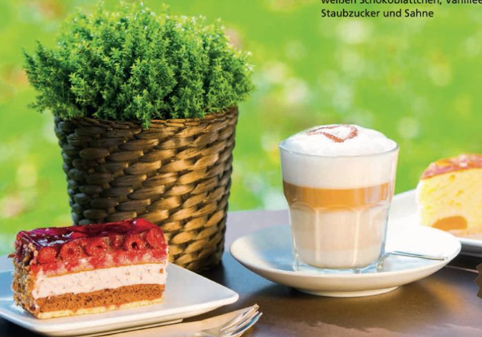 Kuchen aus der Vitrine, Kaffee dazu